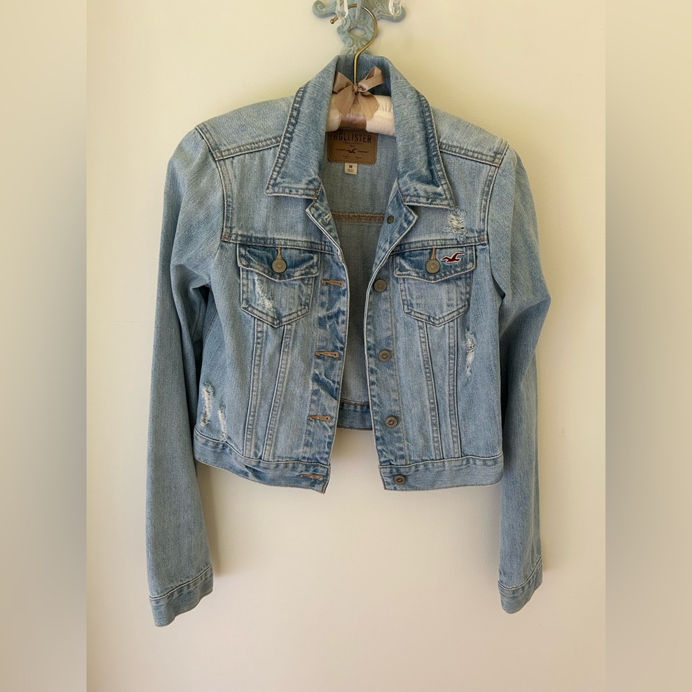 Early 2010s Hollister Light Wash Distressed Denim Jacket
Size: Medium
EUC - Picture 1 of 12